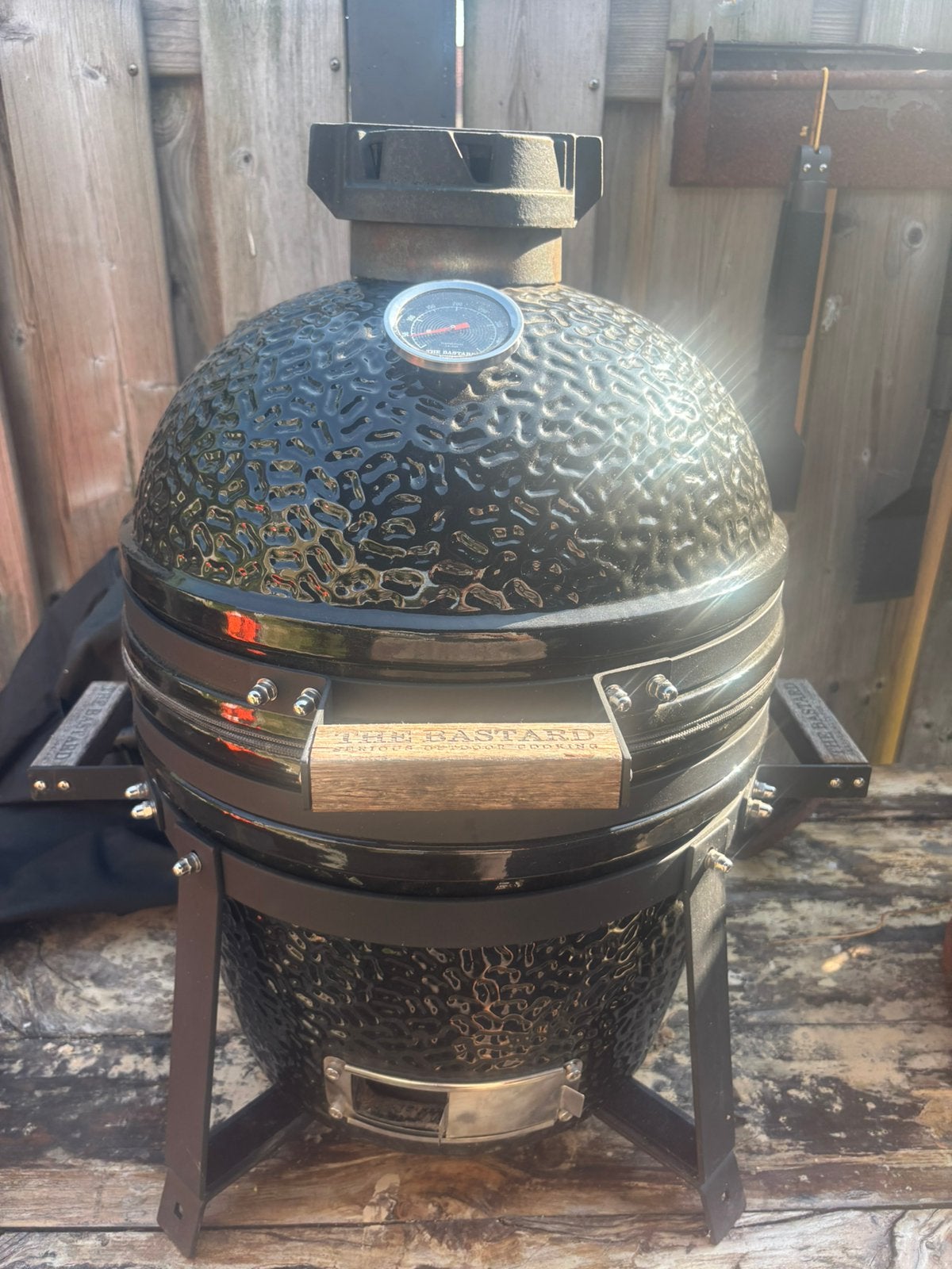 The Bastard Compact Classic kamado compleet, Tuin en Terras, Houtskoolbarbecues, Zo goed als nieuw, Met accessoires, Ophalen