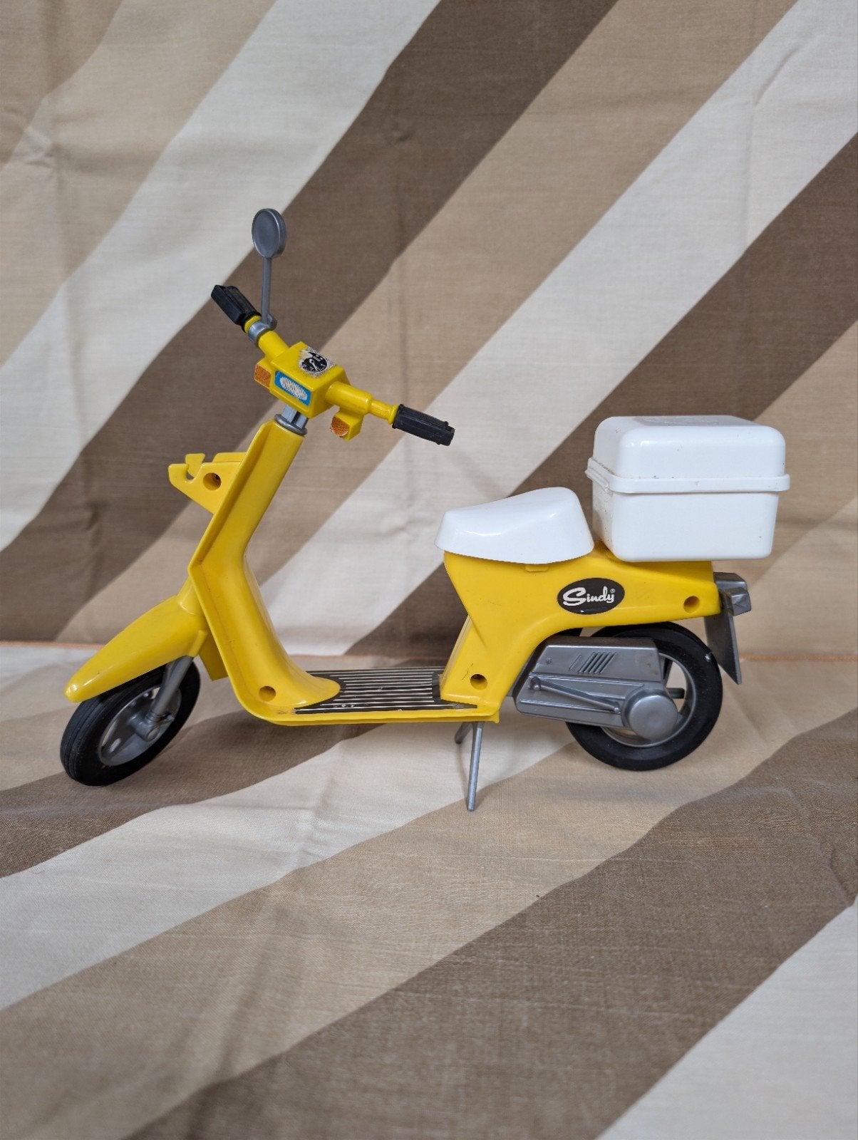Vintage Sindy Scooter Geel met Witte Koffer, Ophalen of Verzenden, Gebruikt