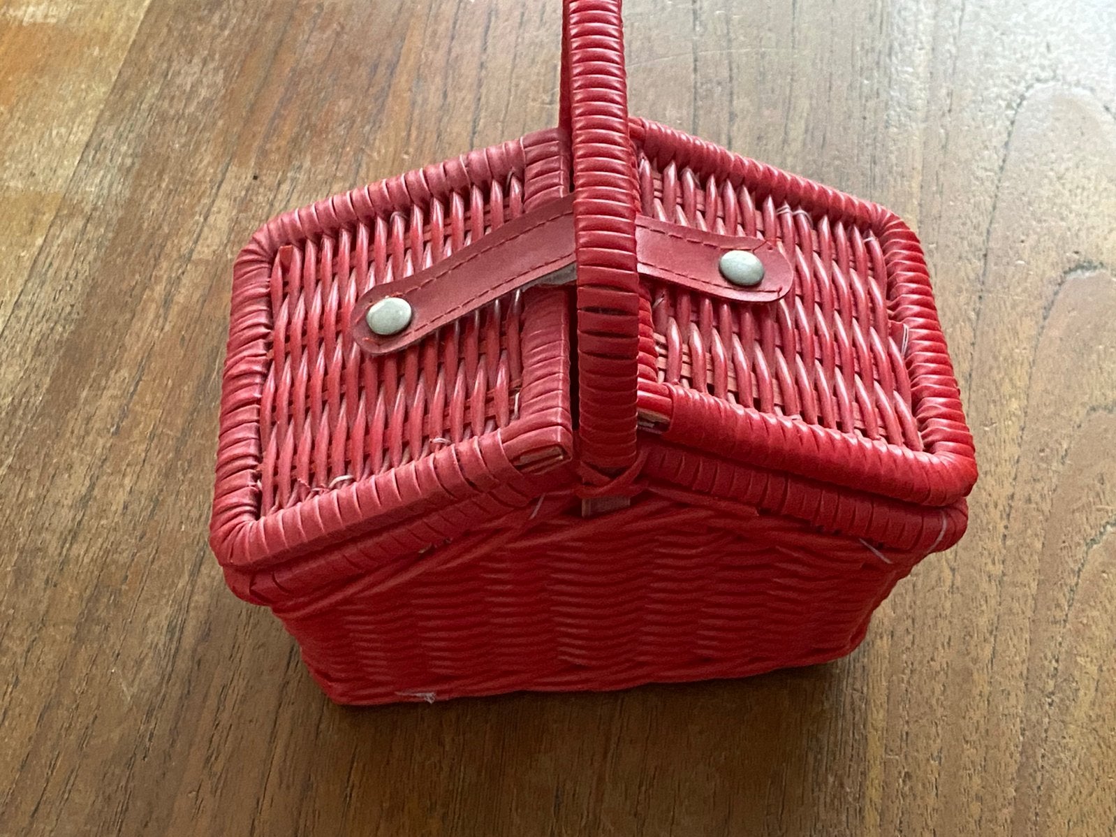Rood picknickmandje met aardewerk serviesje, rood witte stip, Ophalen of Verzenden, Zo goed als nieuw, Ontdekken