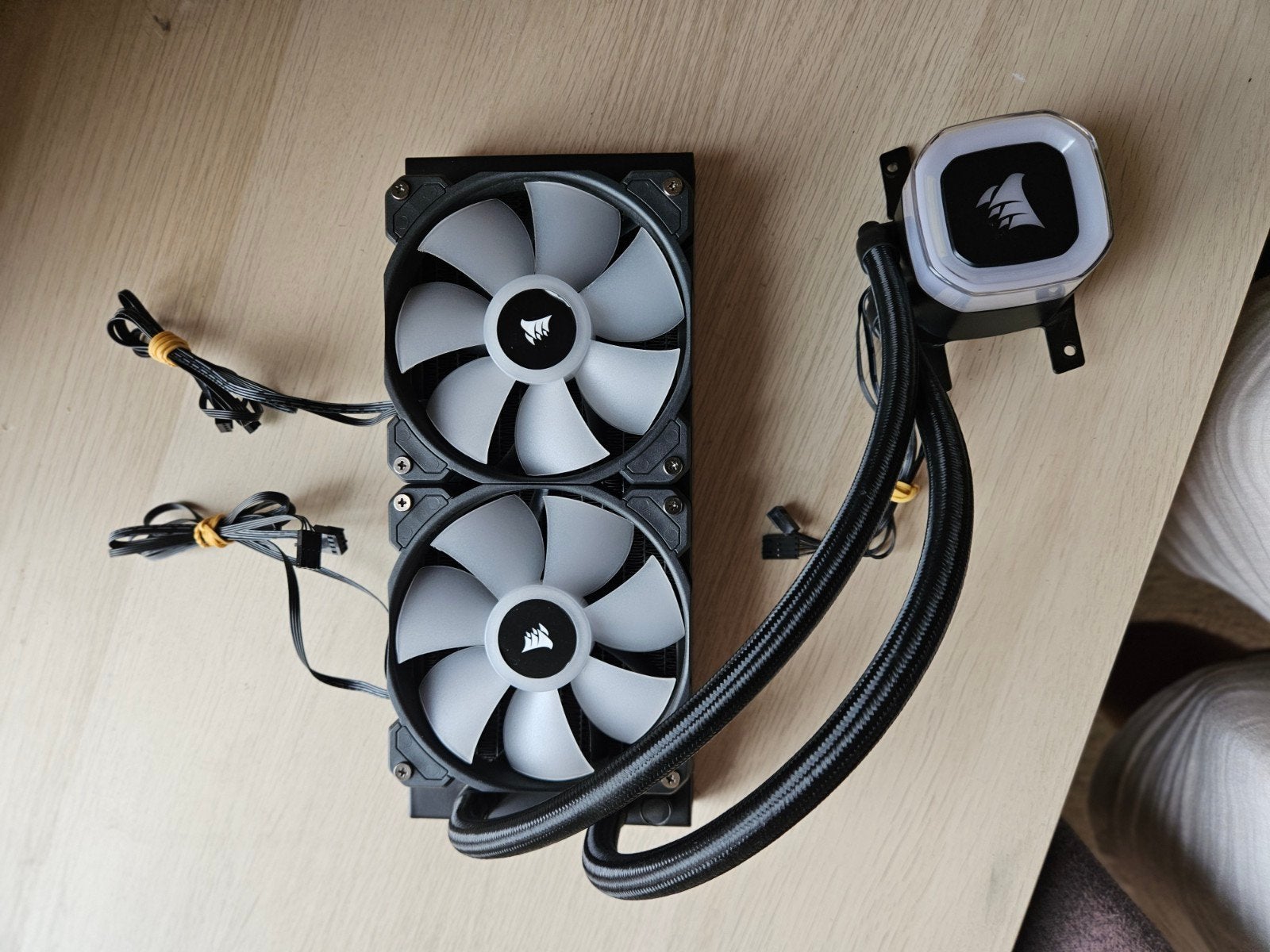 Corsair H100 RGB 240mm AIO-waterkoeler - Zo goed als nieuw, Ophalen of Verzenden, Zo goed als nieuw, Waterkoeling