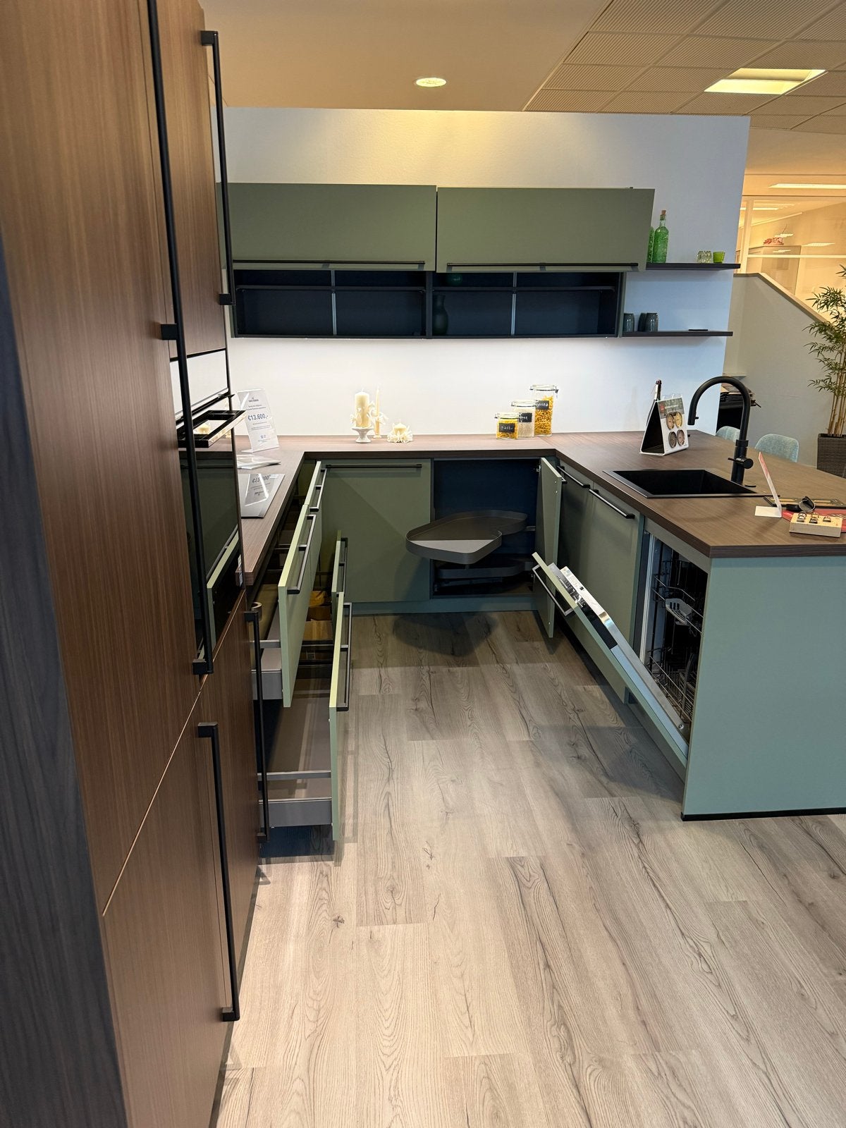 Moderne U-keuken met Siemens apparatuur en kookeiland, Ophalen, U-keuken, Zo goed als nieuw, Hout