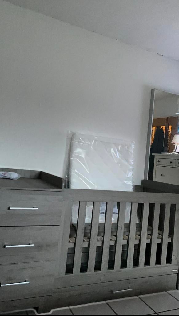Interbaby Combi Ledikant & Commode - Om te bouwen naar peute, Ophalen, Gebruikt, Jongetje of Meisje
