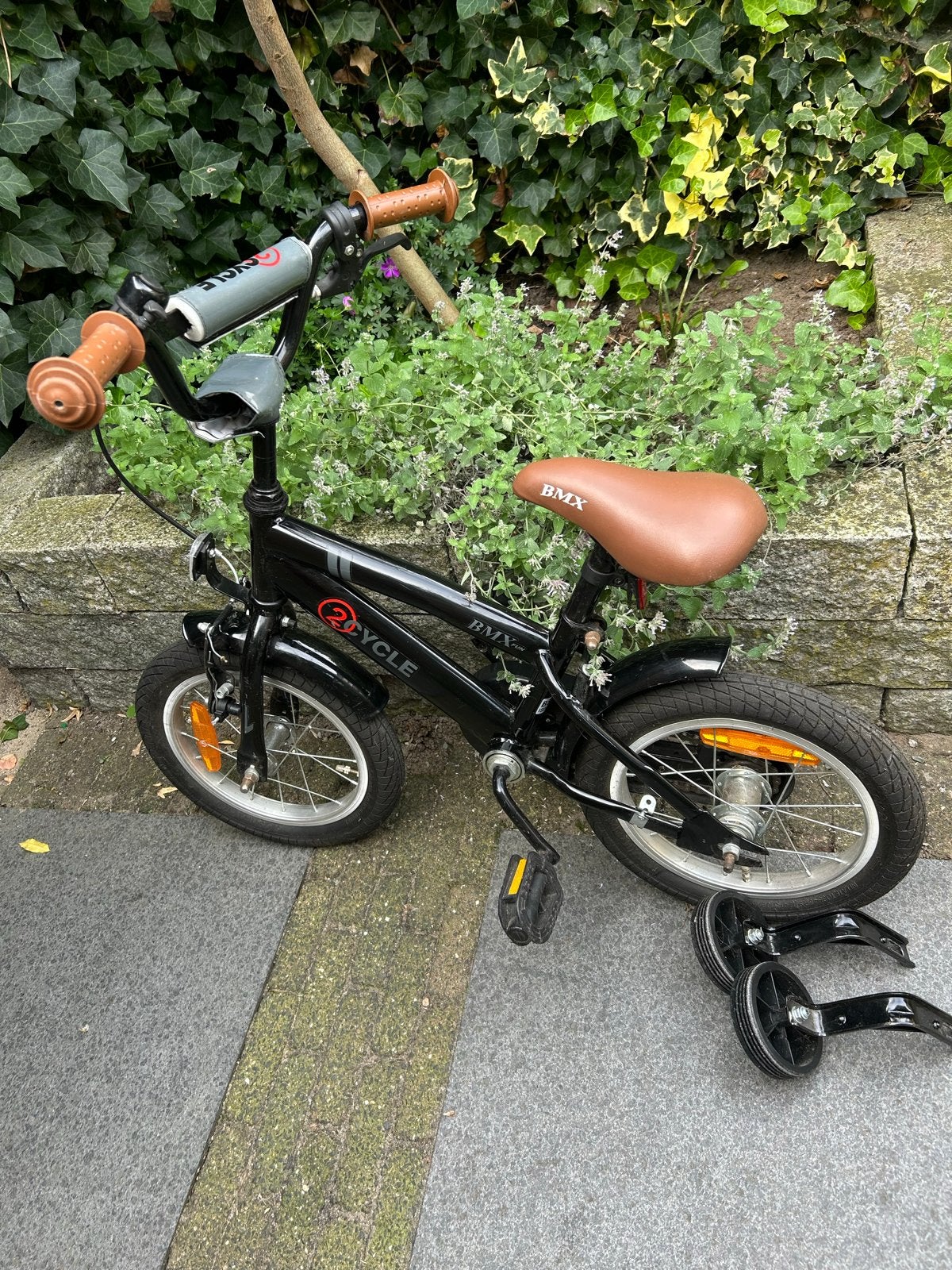 Foto 2 van Zwarte 2Cycle BMX kinderfiets met zijwieltjes