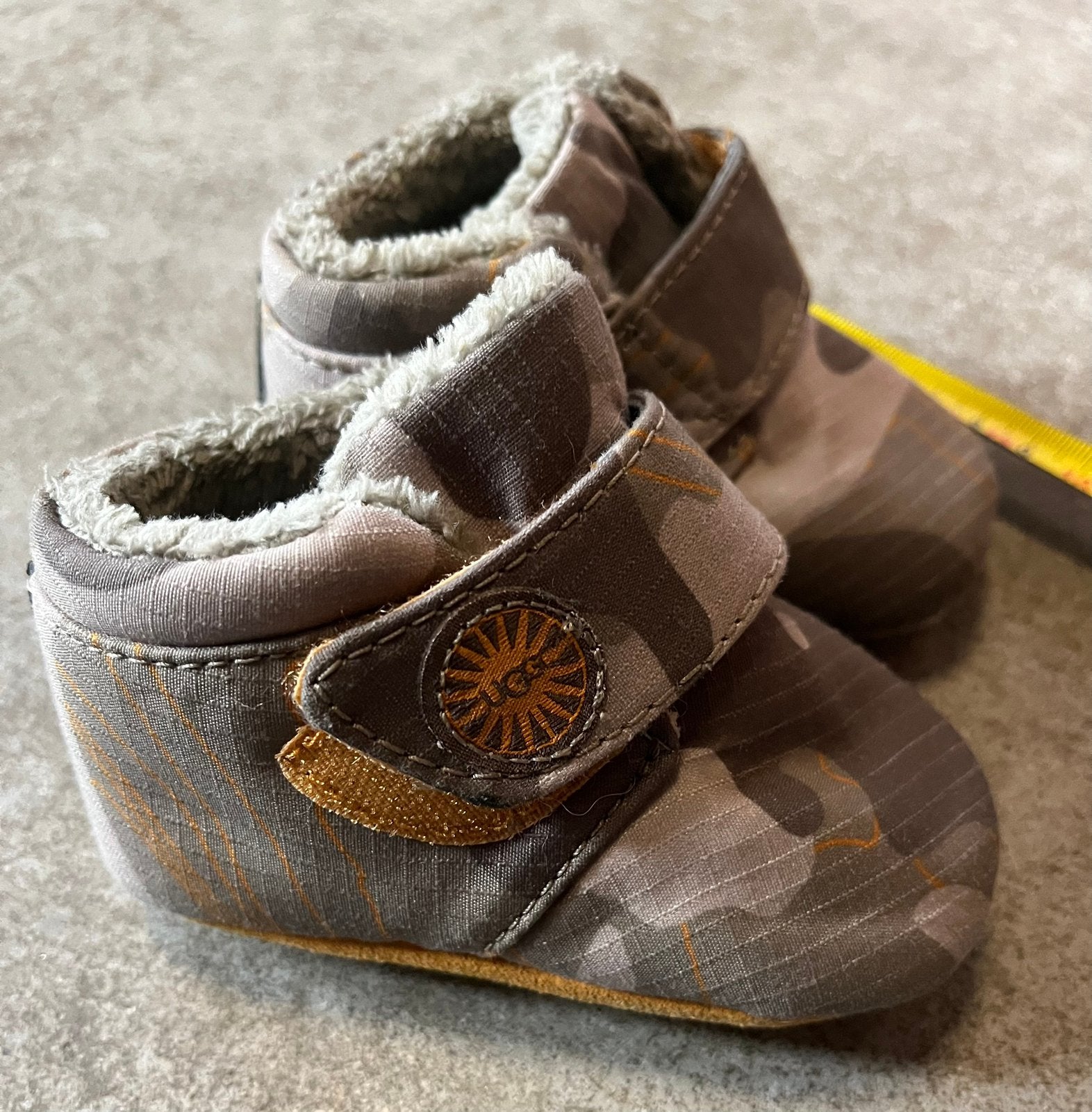 Ugg slofjes, Ophalen of Verzenden, Zo goed als nieuw, Jongetje of Meisje, Slofjes