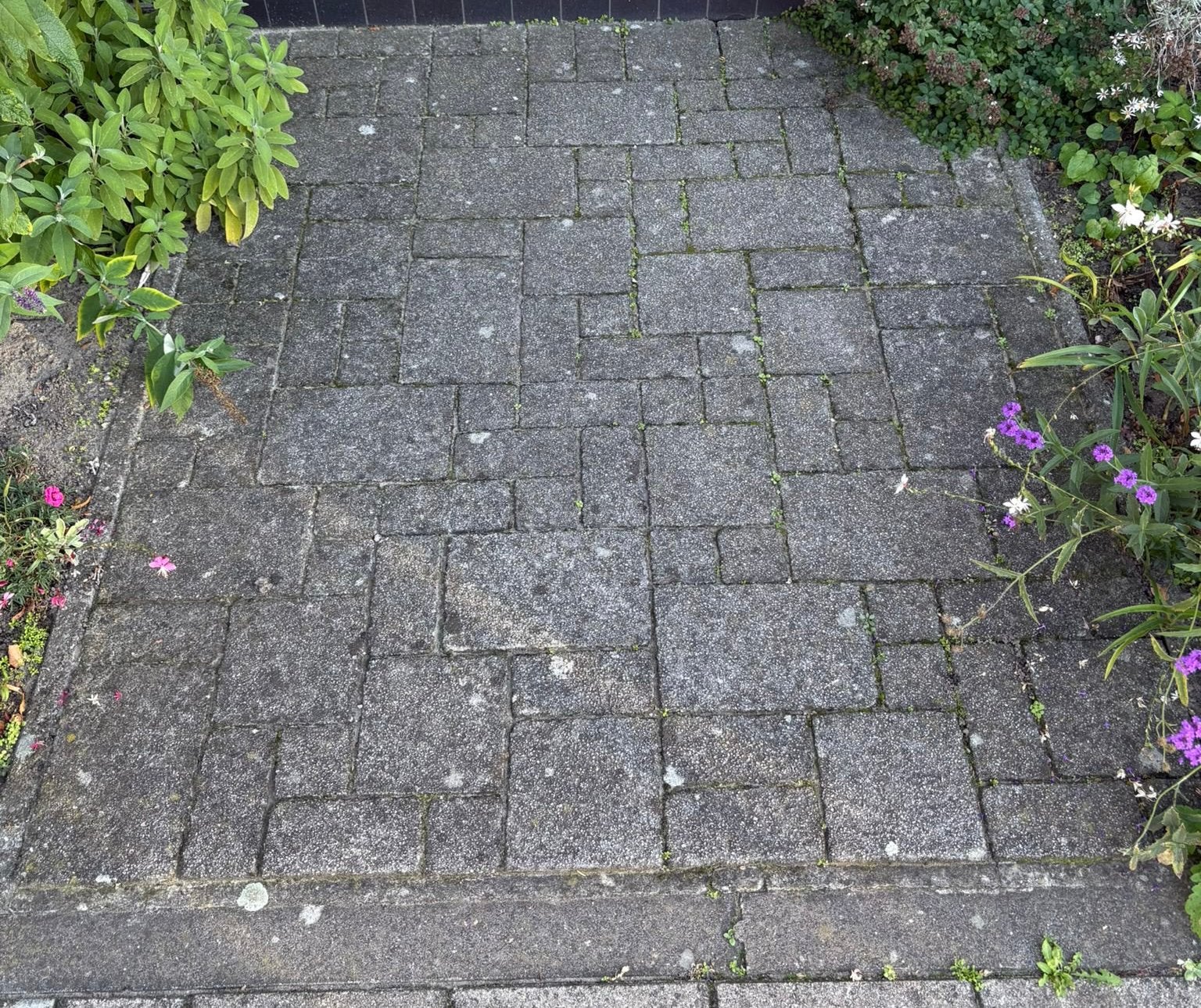 Stoepje betontegels 2,7m2 - ligt klaar om in te laden, Tuin en Terras, Ophalen, Klinkers, Zo goed als nieuw, Minder dan 5 m²