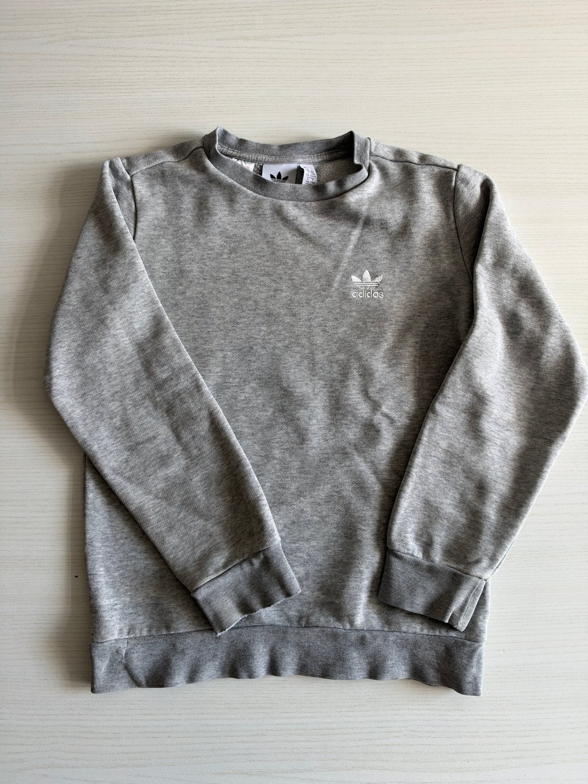 Adidas sweater grijs - Maat 128 (7-8 jaar), Kinderen en Baby's, Ophalen of Verzenden, Gebruikt, Jongen of Meisje