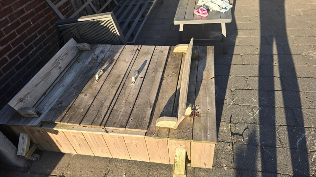 Zandbak met bankjes en opbergruimte, Ophalen, Gebruikt