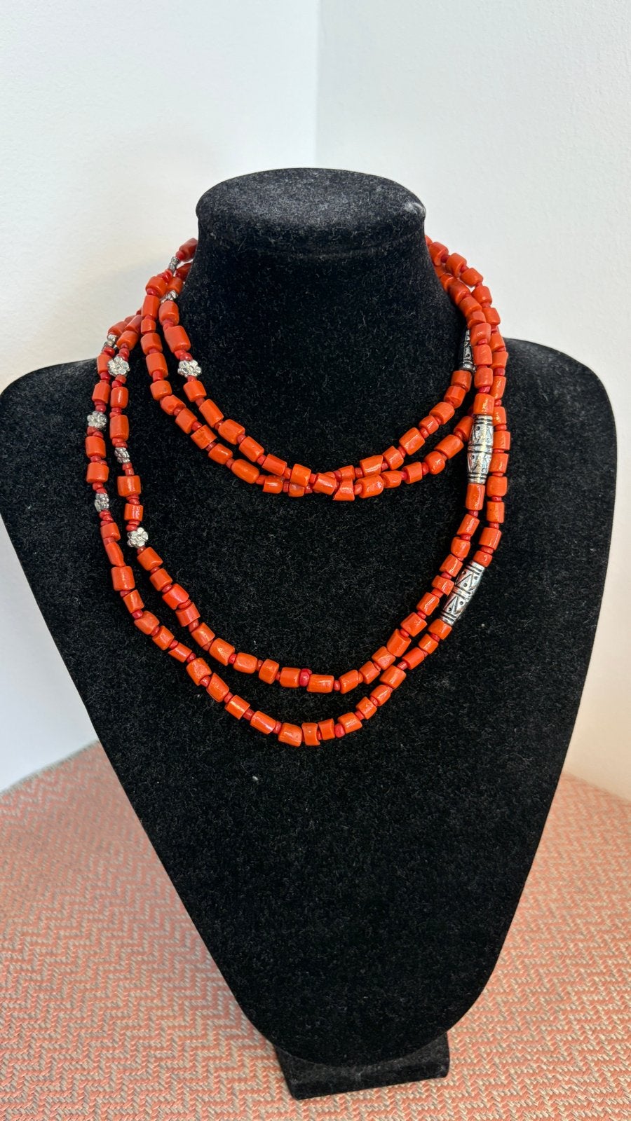 Lange ketting van echt bloedkoraal met zilveren accenten, Sieraden, Tassen en Uiterlijk, Kettingen, Gebruikt, Ophalen of Verzenden