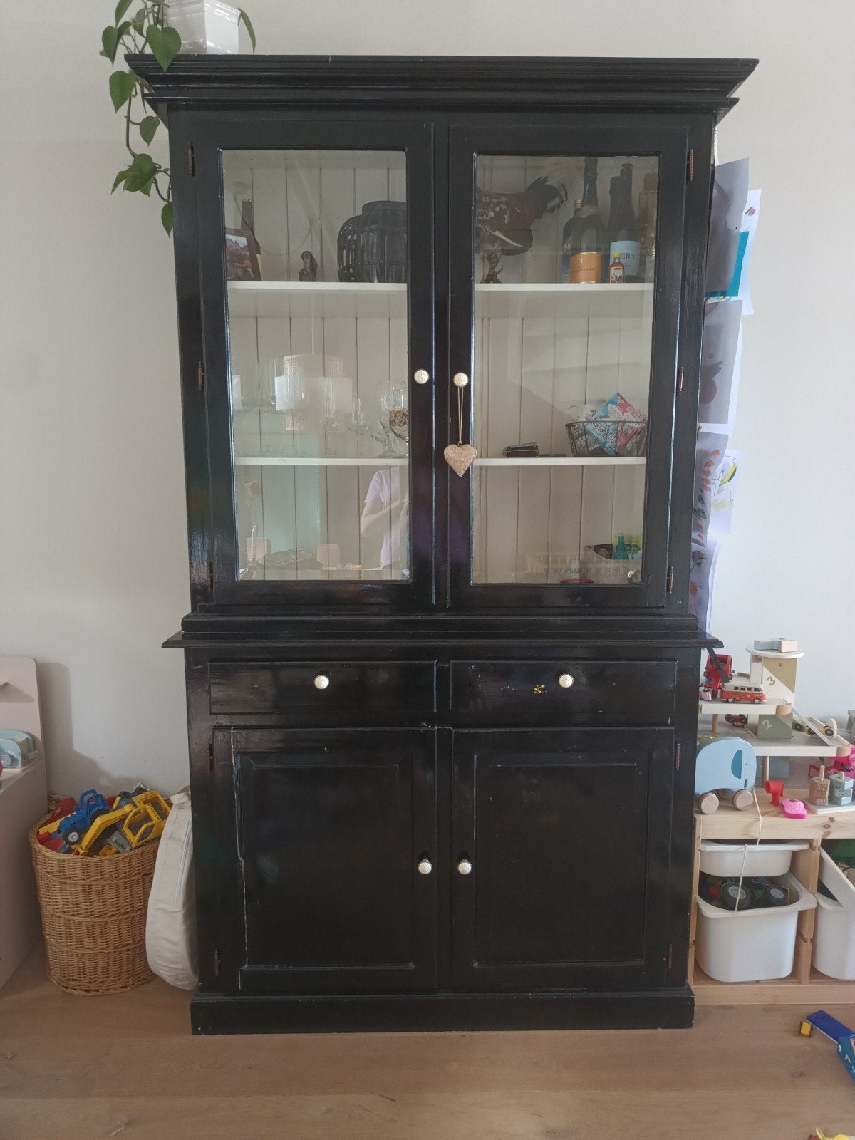 Zwarte Brocante Servieskast met Glazen Deuren