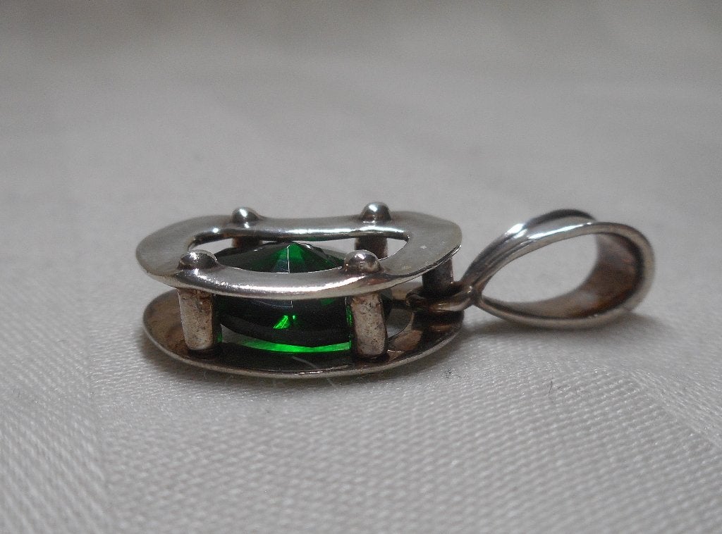 Zilveren aparte vintage hanger met groene steen nr.638, Verzenden, Zo goed als nieuw, Zilver, Zilver