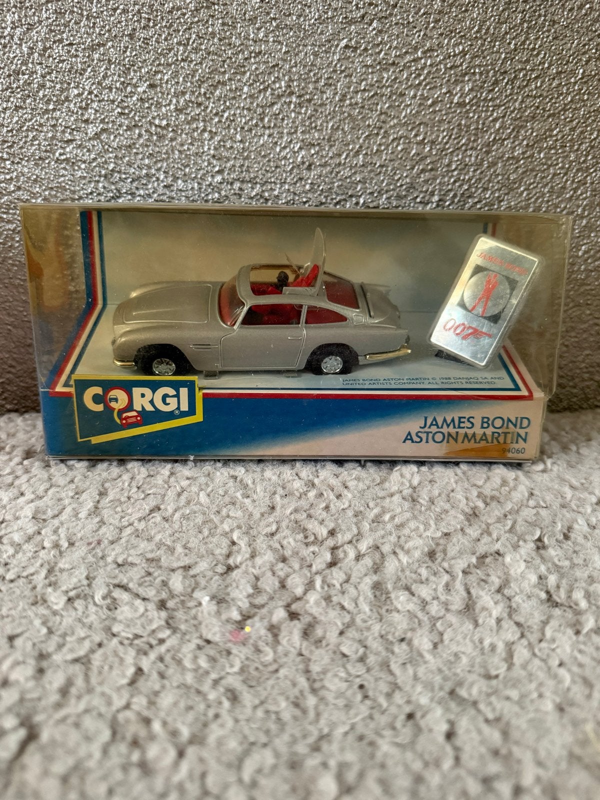 Corgi James Bond Aston Martin 94060 - Zo goed als nieuw, Hobby en Vrije tijd, Modelauto's | 1:43, Ophalen of Verzenden, Nieuw