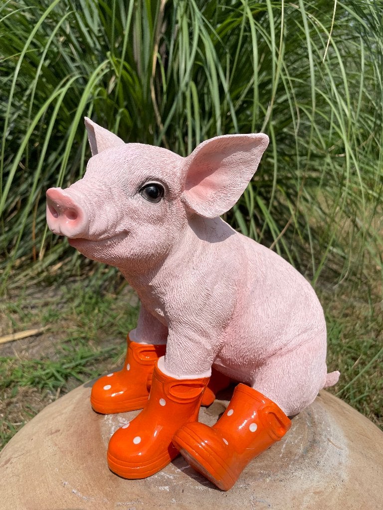 Varken laarsjes zittend, Oranje, boerderij, tuin, 25cm, Ophalen of Verzenden, Nieuw, Kunststof, Dierenbeeld