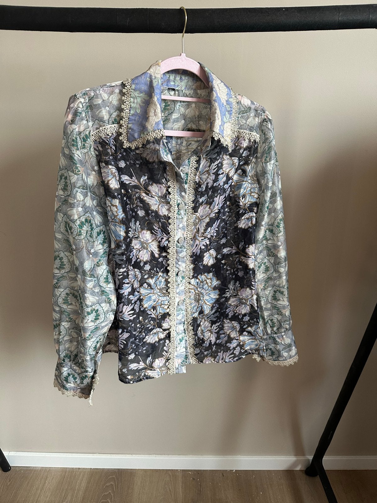COS bloes met bloemenprint en kanten details, maat XL, Kleding | Dames, Blouses en Tunieken, Ophalen of Verzenden, Gedragen, Maat 46/48 (XL) of groter