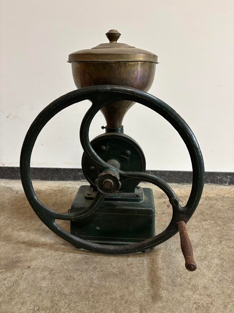 Antieke Koffiemolen met Groot Vliegwiel industrieel, Antiek en Kunst, Antiek | Keukenbenodigdheden, Ophalen