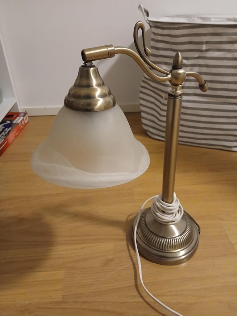Klassieke tafellamp met melkglazen kap, 50 tot 75 cm, Klassiek, Antiek, Ophalen of Verzenden, Zo goed als nieuw