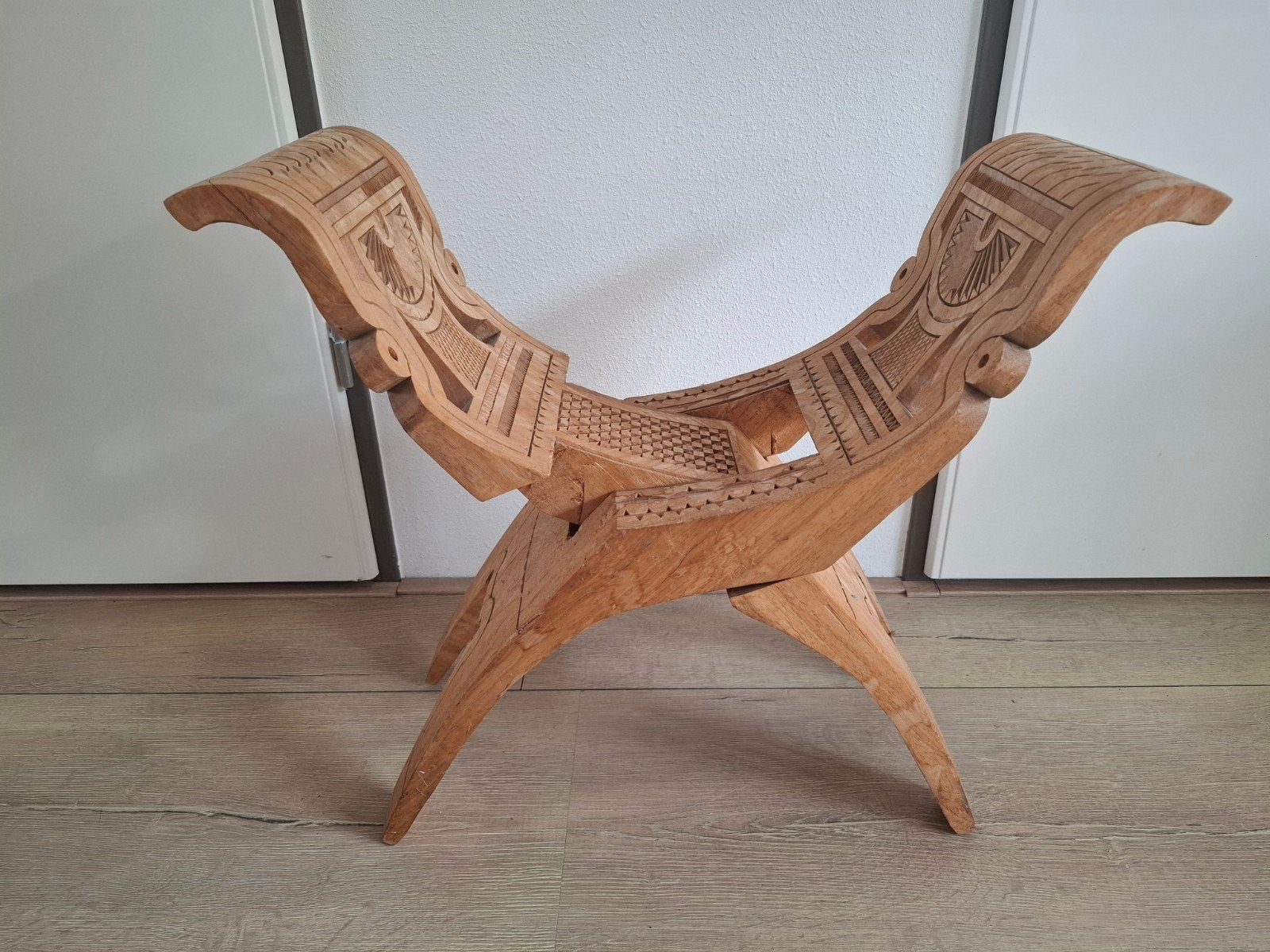 Prachtig handgemaakt houtsnijwerk krukje, stoeltje, Suriname, Antiek en Kunst, Kunst | Beelden en Houtsnijwerken, Ophalen of Verzenden