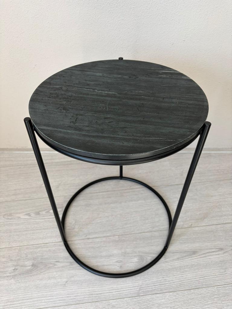 Mooie ronde bijzetttafel met marmeren blad van Westwing, Huis en Inrichting, Tafels | Bijzettafels, Minder dan 55 cm, Rond, Zo goed als nieuw