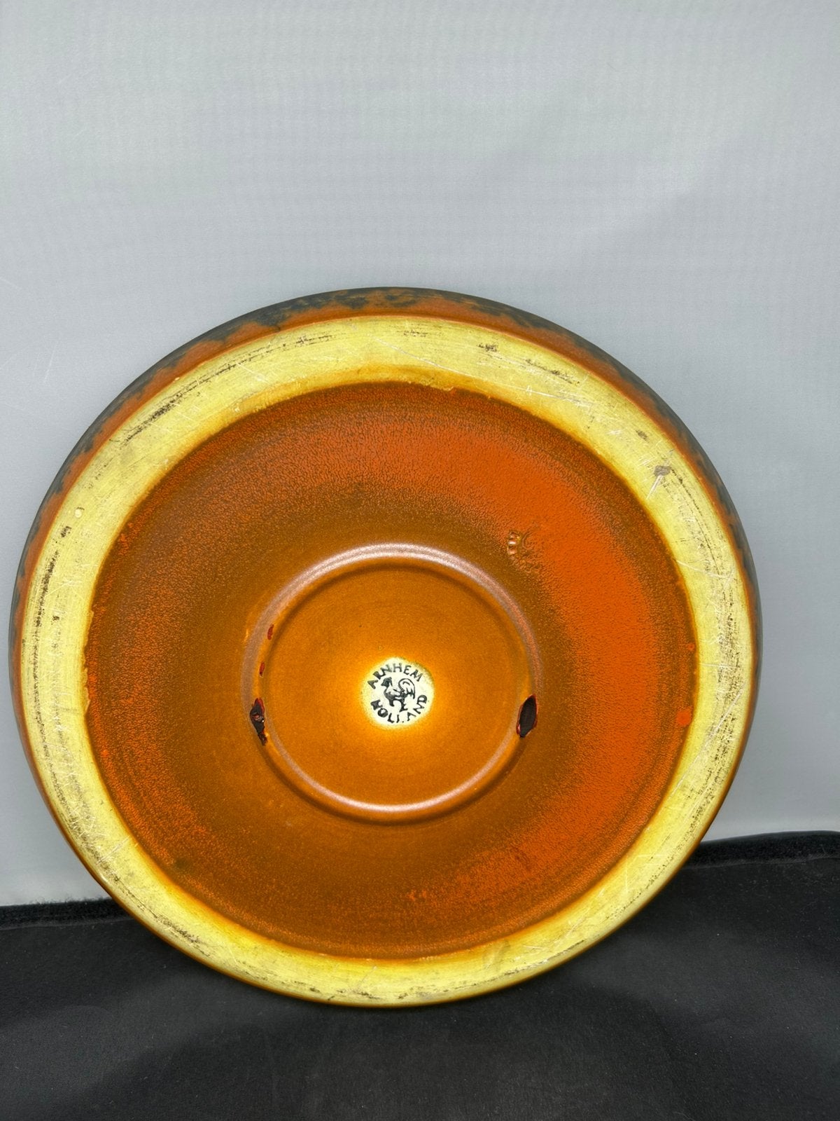 Art Deco schaal/bord Arnhemsche Fayence Oranje Zwart 26,5cm, Ophalen