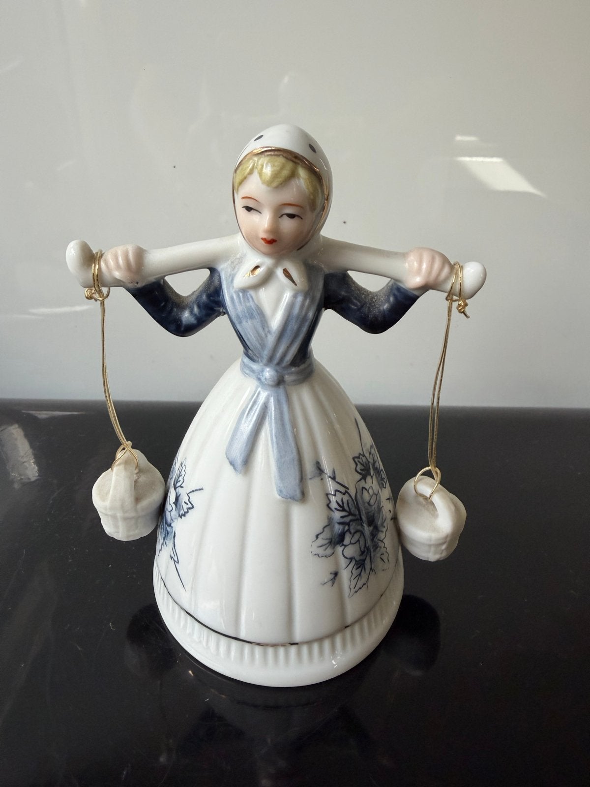 Delfts Blauw Meisje met Juk en Mandjes - Porseleinen Beeldje, Ophalen of Verzenden, Gebruikt, Mens