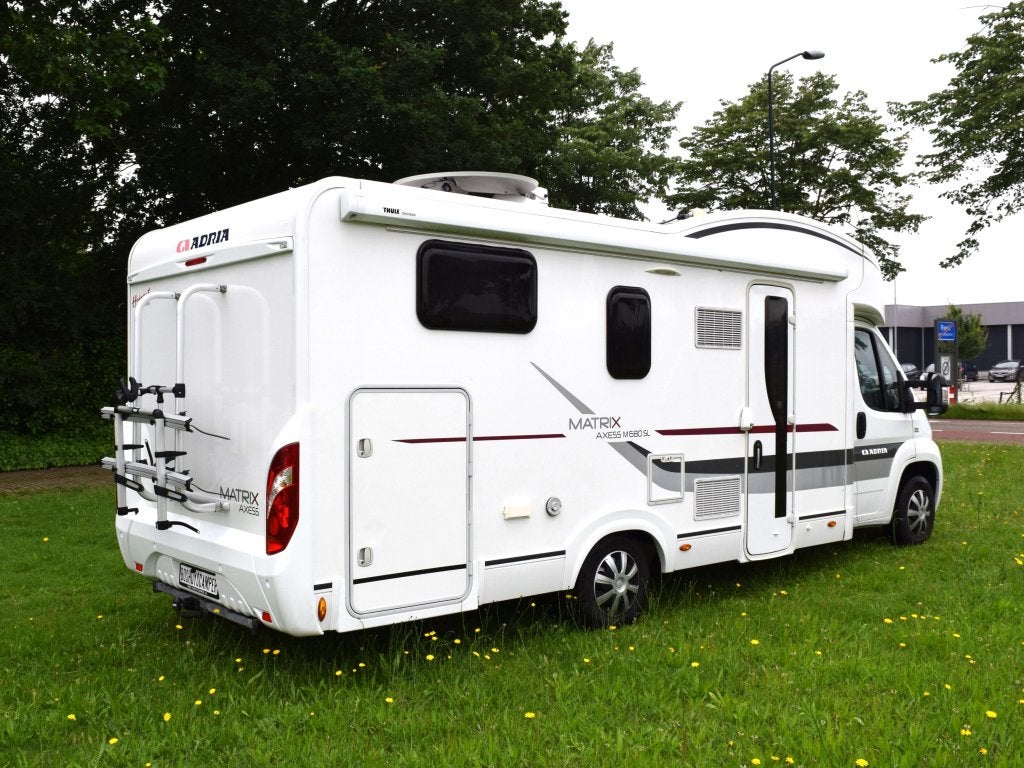 Adria Matrix Axess M 680 SL 5 persoons Enkelbeden en Hefbed, Caravans en Kamperen, Bedrijf, Adria, 7 tot 8 meter, Tot en met 5