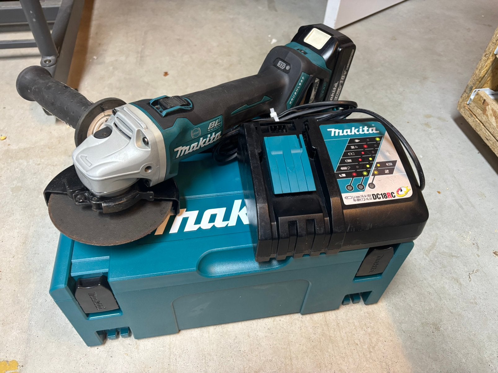 Makita DGA513 haakse slijper incl. 5ah accu, lader en koffer, Ophalen of Verzenden, Zo goed als nieuw, Haakse handslijpmachine