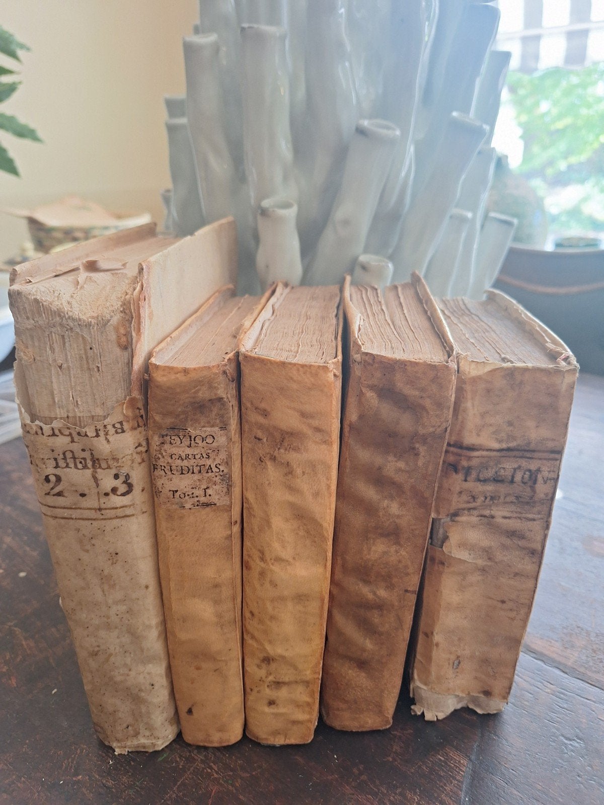antiek boek uit 1780 met perkamenten band, Antiek en Kunst, Antiek | Boeken en Bijbels, Ophalen of Verzenden