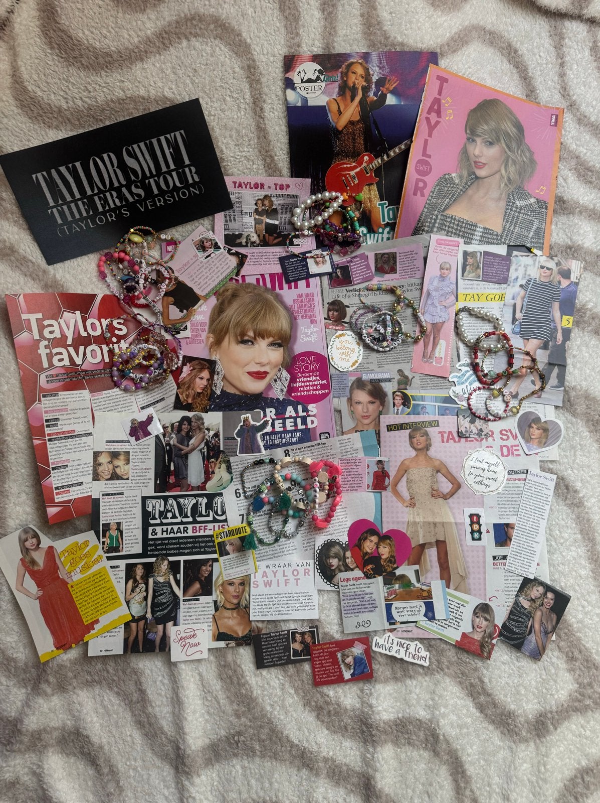 Taylor Swift Fanpakket: Tijdschriften, Armbandjes,  & Meer, Verzamelen, Ophalen of Verzenden, Zo goed als nieuw, Boek, Tijdschrift of Artikel