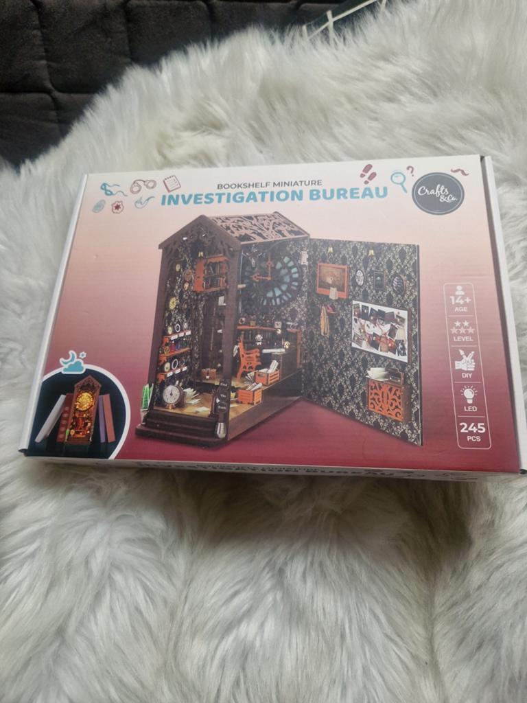 Bookshelf Miniature Investigation Bureau - DIY bouwpakket, Ophalen of Verzenden