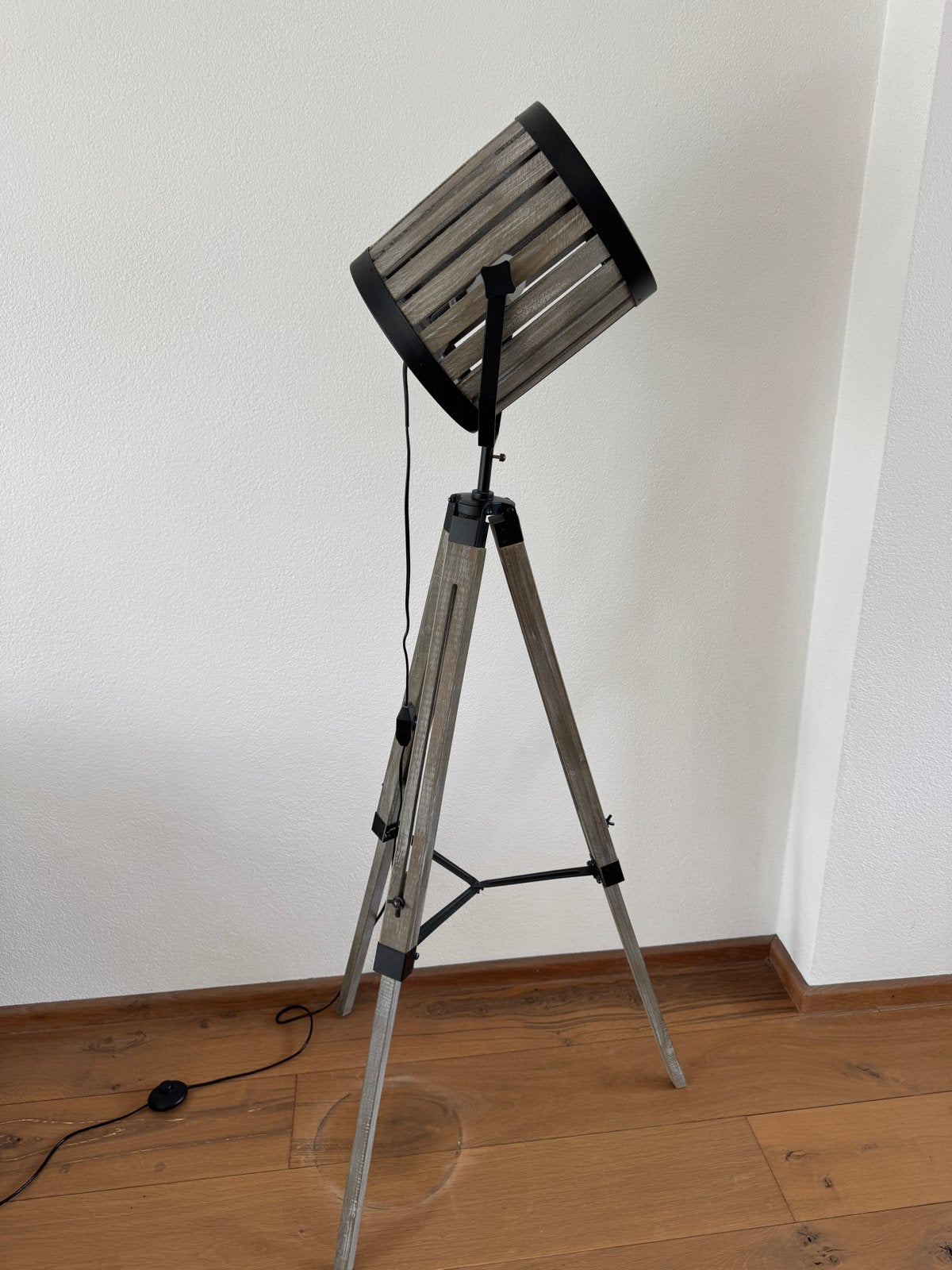 Moderne vloerlamp met houten statief en metalen kap, Huis en Inrichting, Lampen | Vloerlampen, Zo goed als nieuw, 150 tot 200 cm