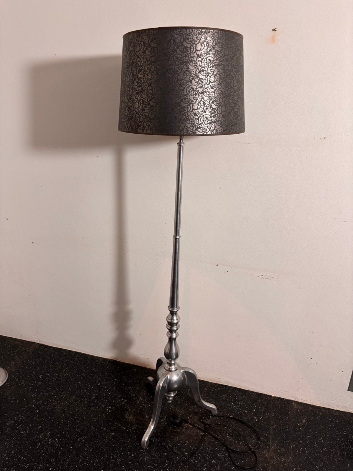grote staande lamp met mooie zilverkleurige kap, Ophalen, Klassiek, E27 (groot), Zo goed als nieuw