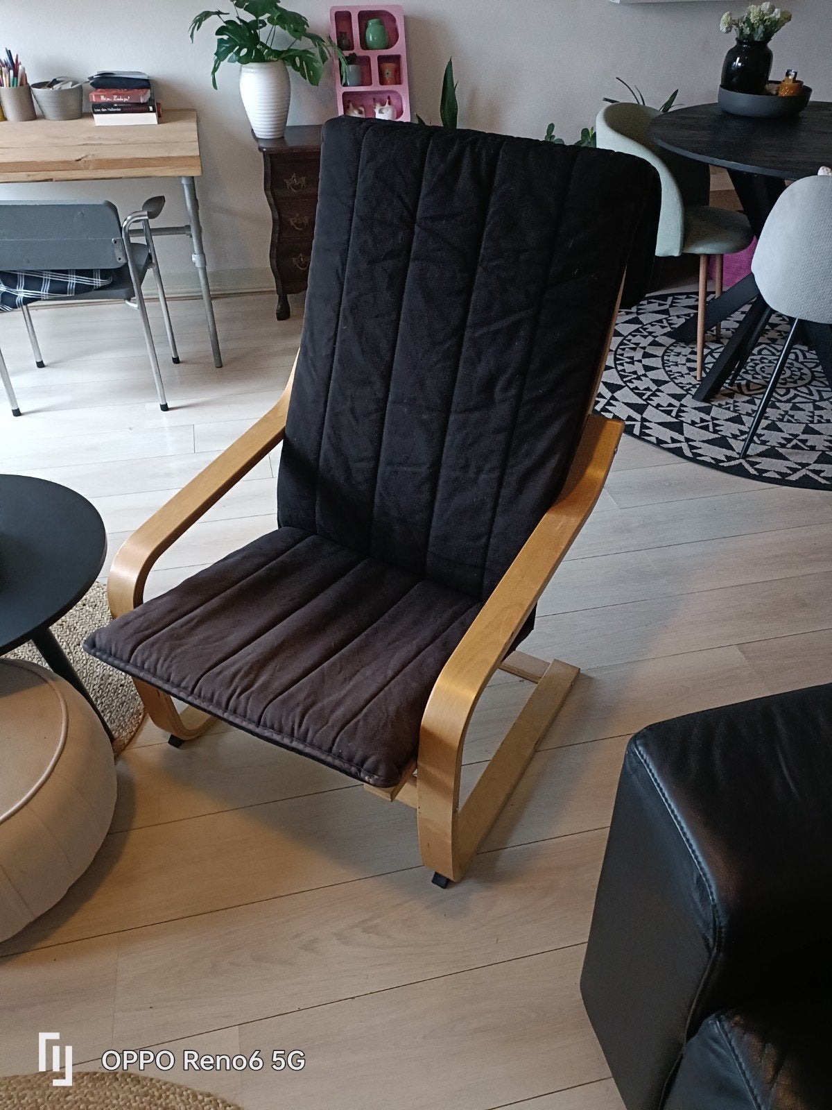 IKEA POÄNG Fauteuil - Zwart kussen, berkenhouten frame, Huis en Inrichting, Stoelen, Gebruikt, Modern, Scandinavisch, Zwart, Ophalen of Verzenden