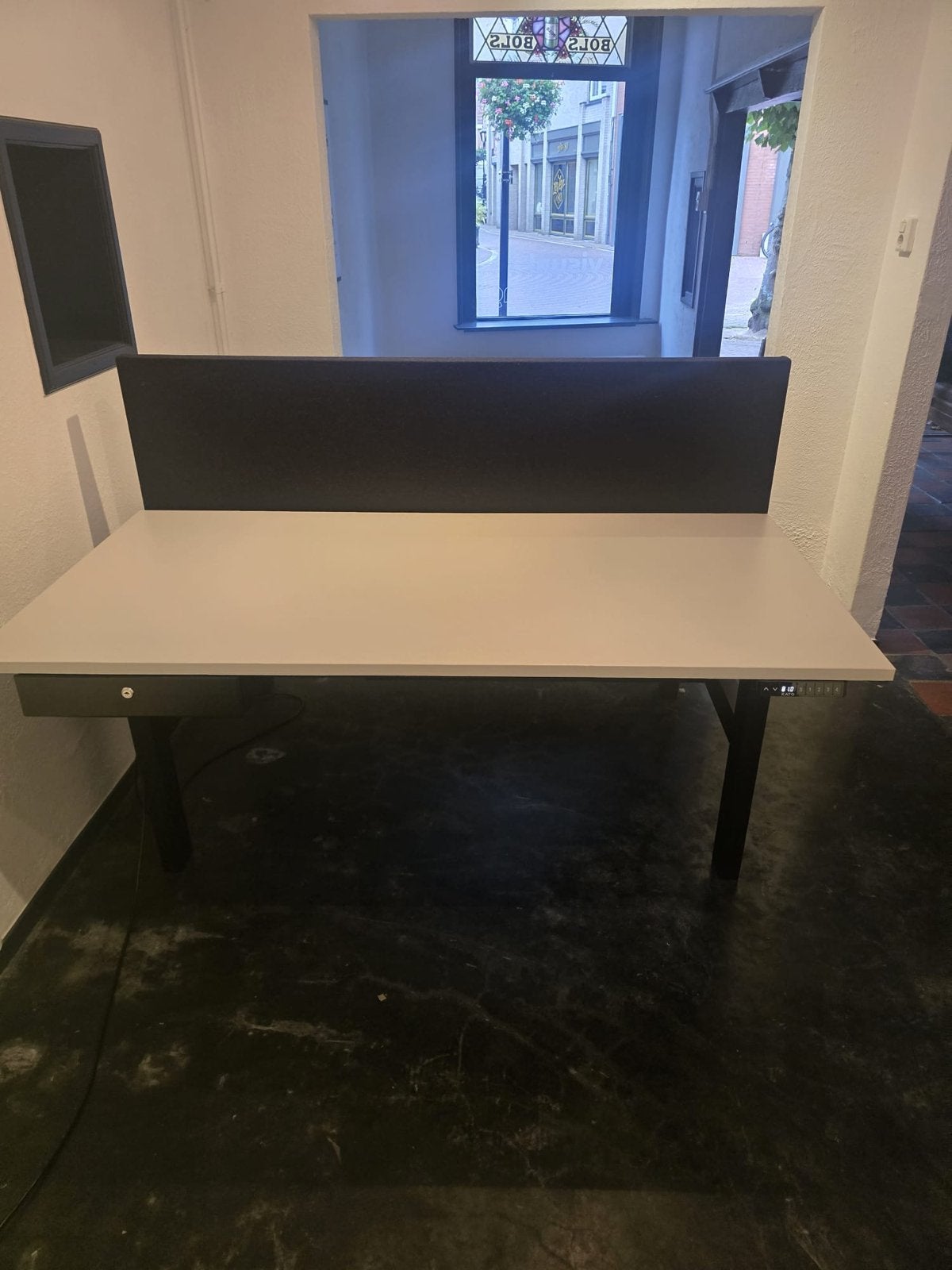 Elektrisch Zit-Sta Duo Bureau 160x80cm met Akoestisch Scherm, Zwart, Elektrisch, Gebruikt, Ophalen of Verzenden