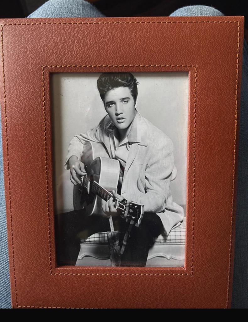 Fotolijst met Elvis Presley foto - Bruin leerlook, Ophalen of Verzenden, Gebruikt, Overige materialen, Minder dan 50 cm