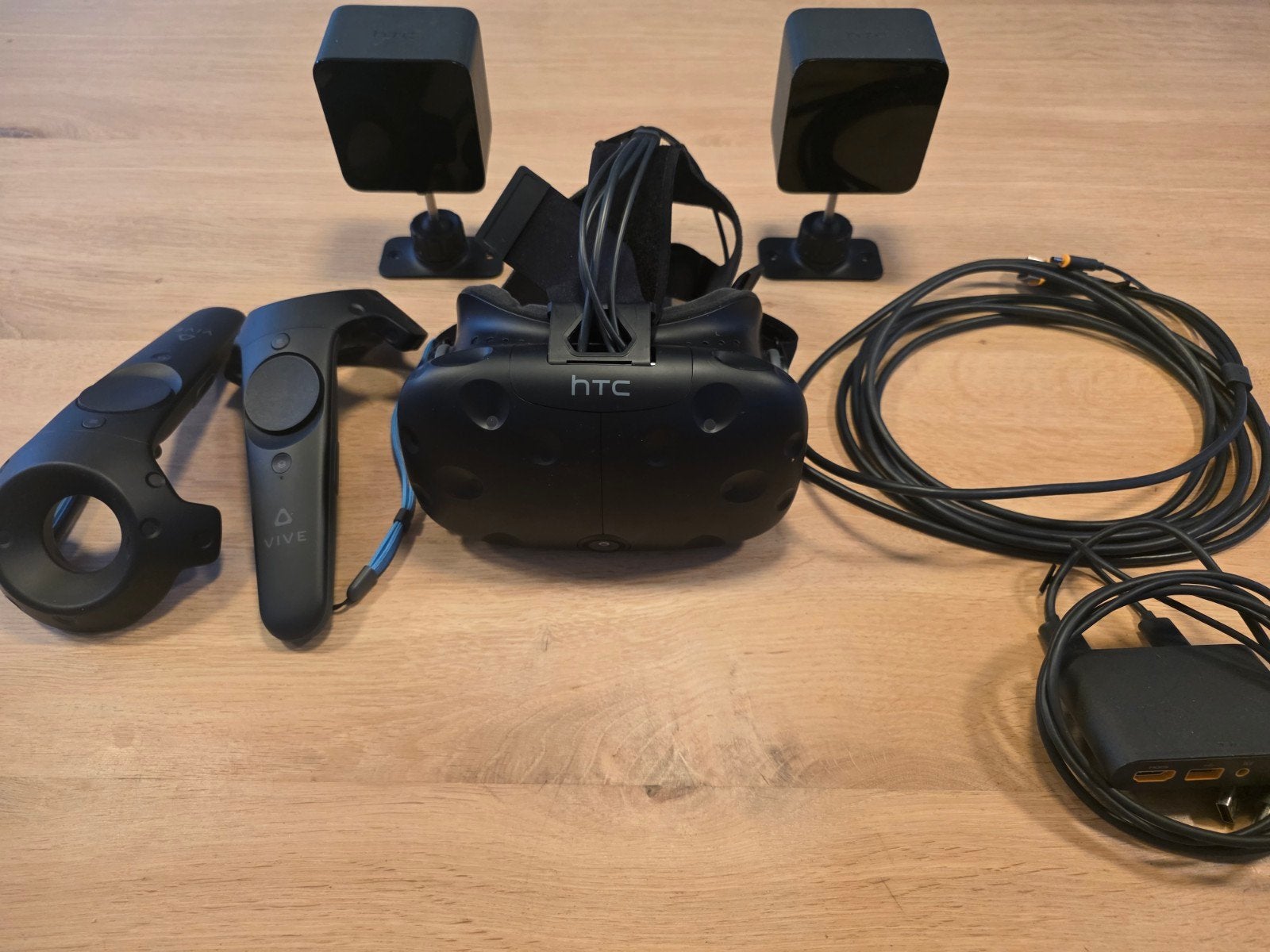 HTC Vive VR-set met controllers, base stations en kabels, Spelcomputers en Games, Virtual Reality, Ophalen, Zo goed als nieuw