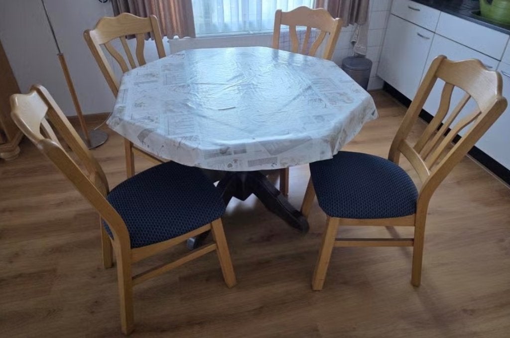 Eiken houten eettafel (130x70 cm) met 4 stoelen, Huis en Inrichting, Ophalen, Eikenhout, 100 tot 150 cm, Klassiek