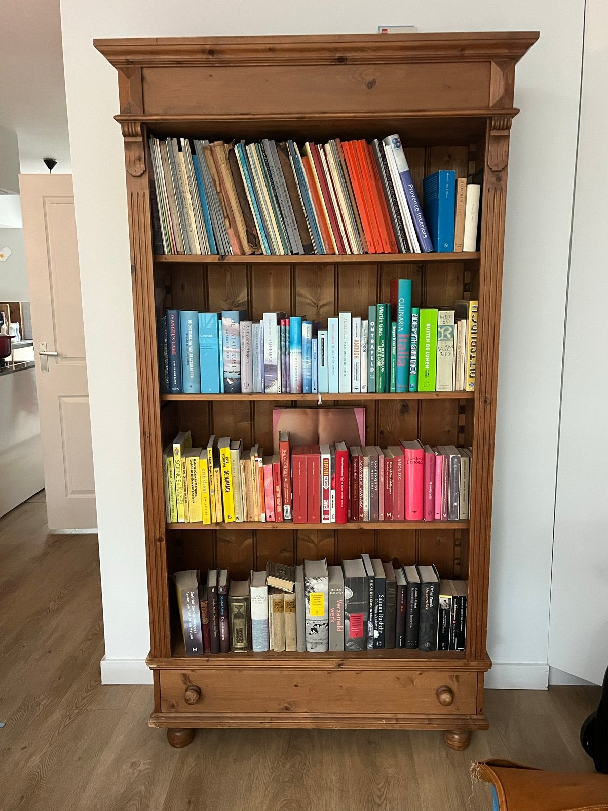 Massief houten boekenkast met verstelbare planken, Ophalen, Met plank(en), Gebruikt, 100 tot 150 cm