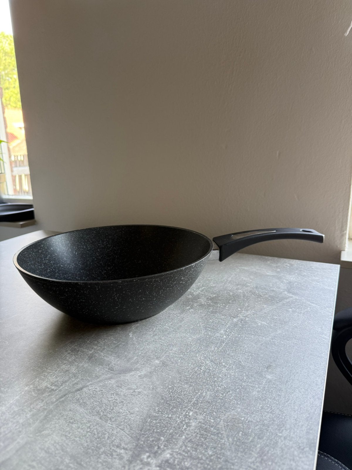 Karaca grijze wokpan 28 cm, Ophalen, Zo goed als nieuw, Wok