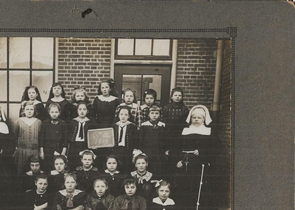 Poeldijk 6e Meisjesklas 1919 met 2 nonnen Kabinetsfoto, Ophalen of Verzenden, Voor 1920, Ongelopen, Zuid-Holland
