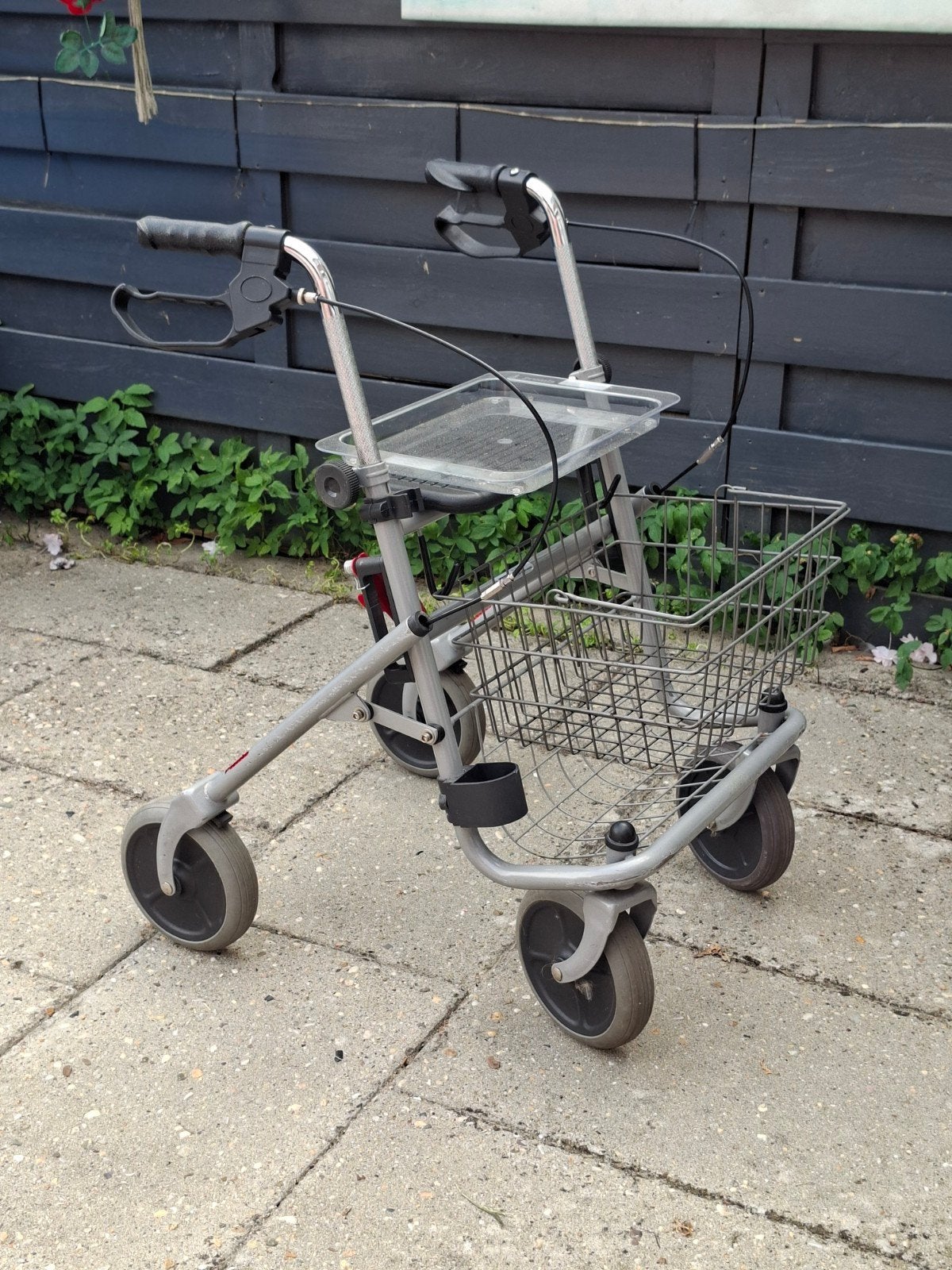 Degelijke opklapbare rollator met zitfunctie en plateau., Diversen, Rollators, Ophalen, Opvouwbaar, Zo goed als nieuw