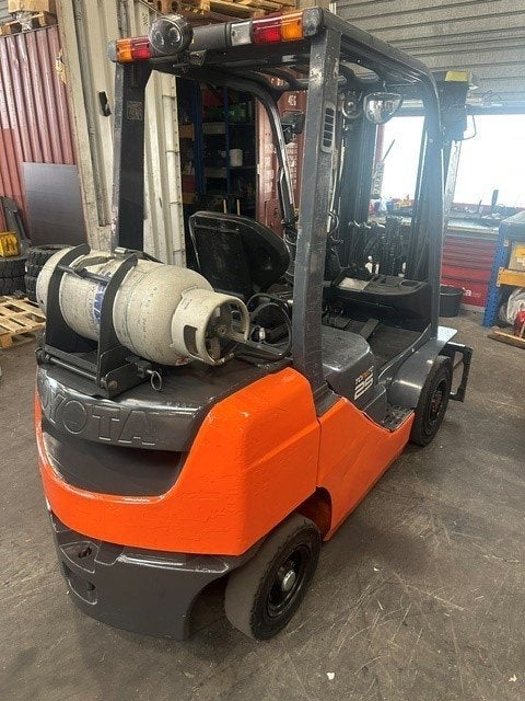 heftruck toyota tonera 2.5 LPG tripple mast 2017, Zakelijke goederen, Machines en Bouw | Heftrucks en Intern transport, Heftruck