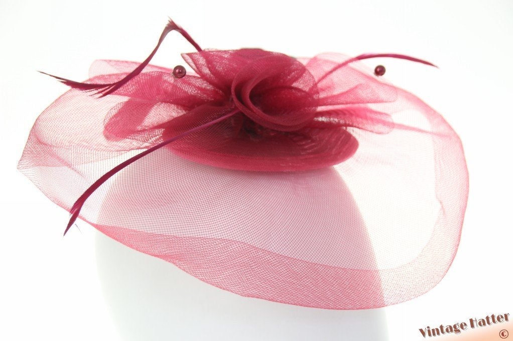 Fascinator bordeaux polyester met veren op kleine disc 1size, Kleding | Dames, Hoeden en Petten, Ophalen of Verzenden, Zo goed als nieuw