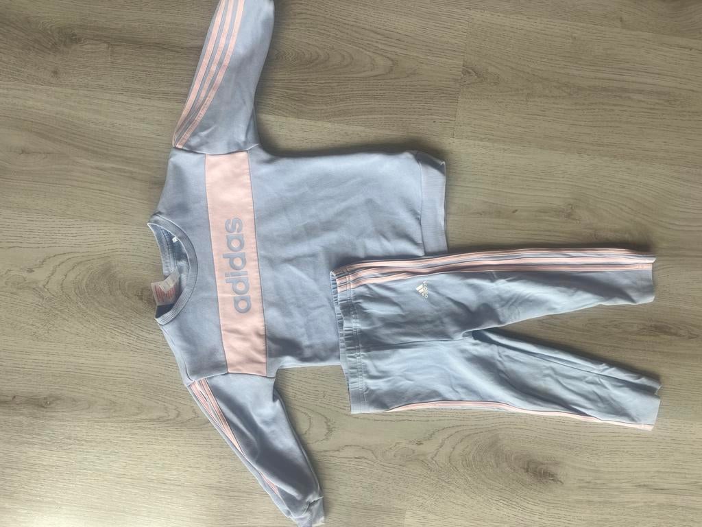 Adidas trainingspakje maat 98 (2/3 jaar), Kinderen en Baby's, Kinderkleding | Maat 98, Ophalen, Zo goed als nieuw, Jongen of Meisje