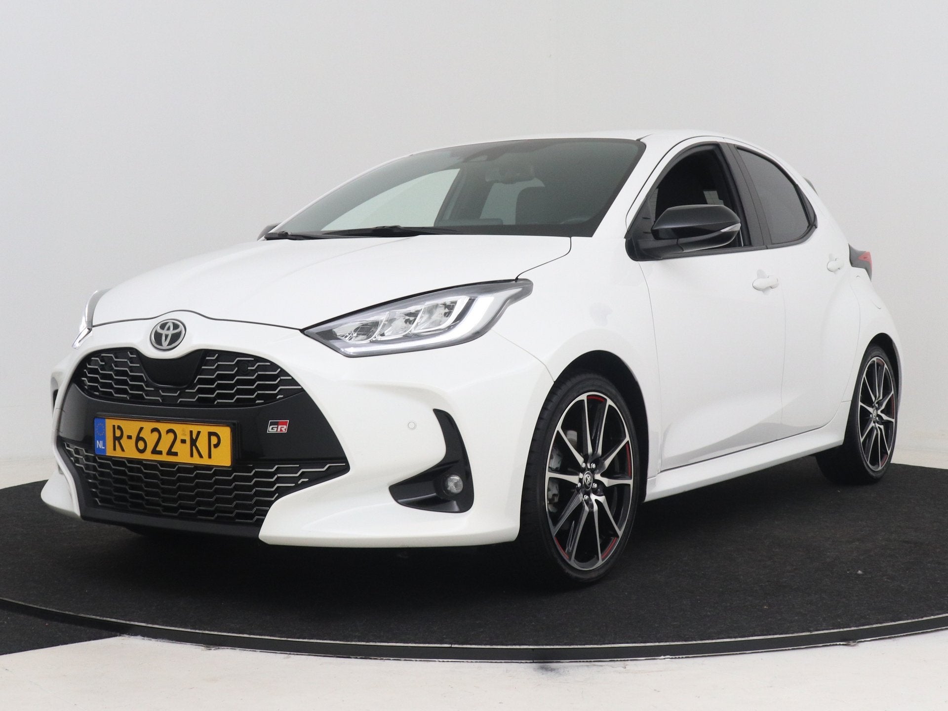 Toyota Yaris 1.5 Hybrid GR Sport Buy N Drive (bj 2022), 450 kg, Gebruikt, Bedrijf, Hybride Elektrisch/Benzine