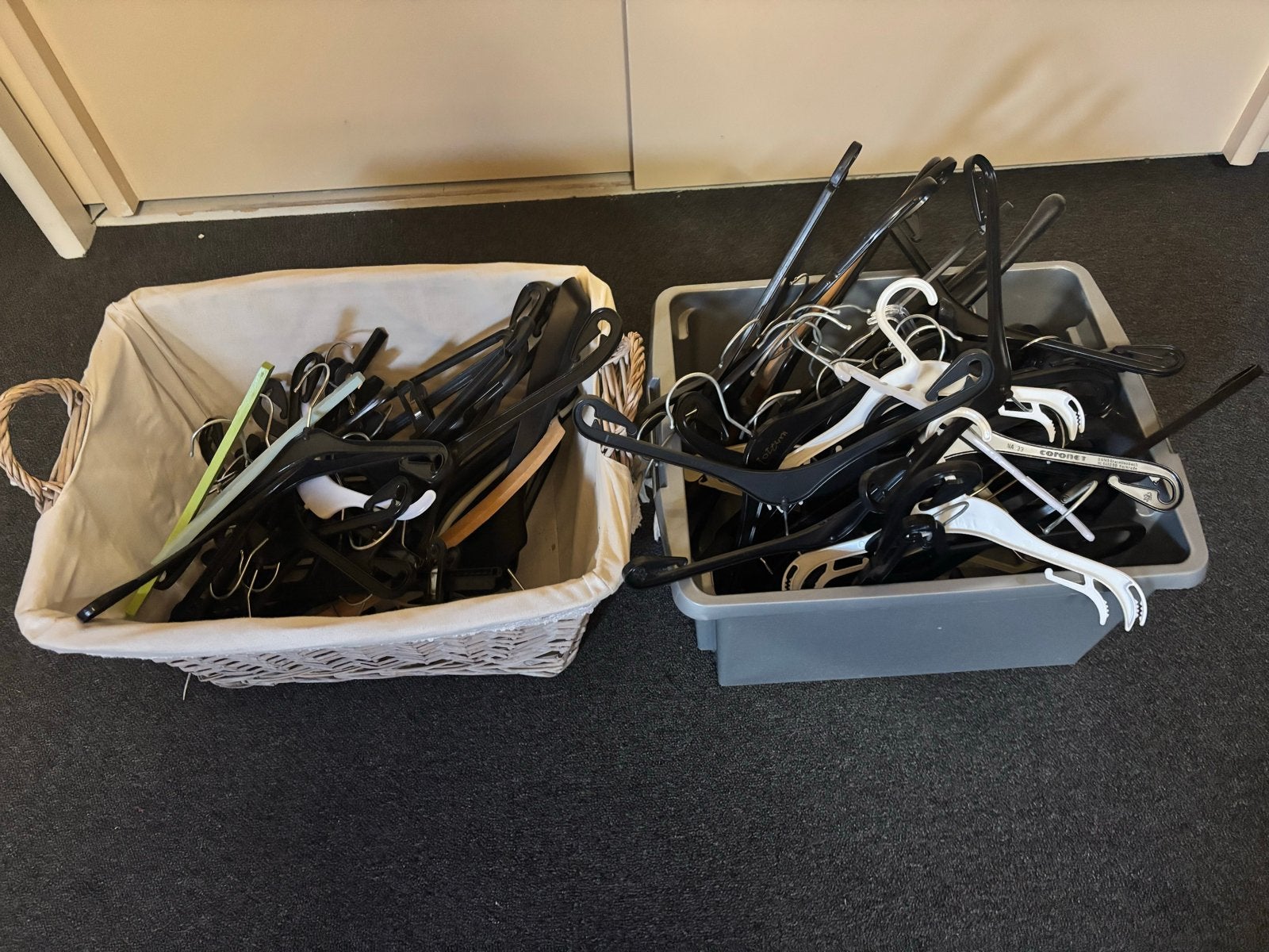 Grote partij kledinghangers (zwart en wit) gratis, Ophalen of Verzenden, Gebruikt, Kunststof, Volwassenen