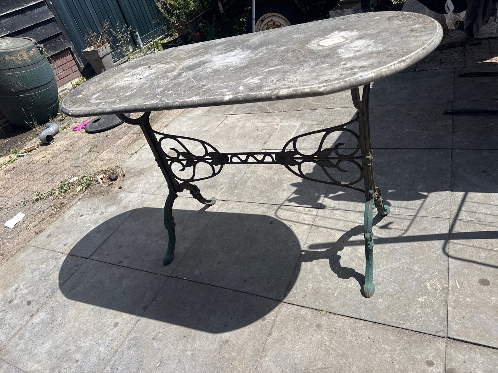 Antieke gietijzeren tuintafel met stenen blad, Ophalen of Verzenden