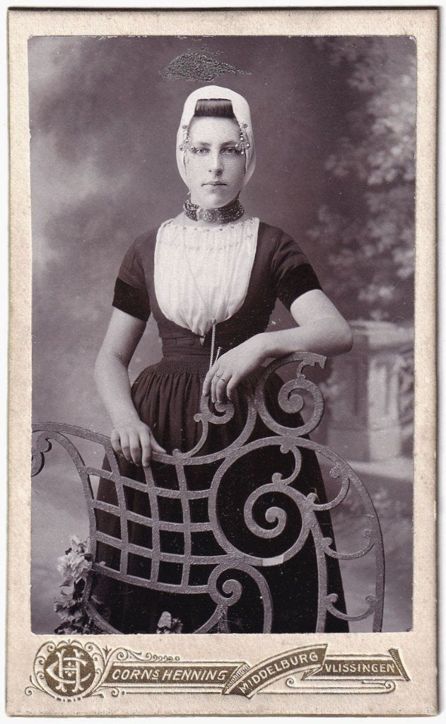 CDV - Vrouw Klederdracht Walcheren Zeeland 5 - Foto Henning, Gebruikt, Foto, Klederdracht, Ophalen of Verzenden