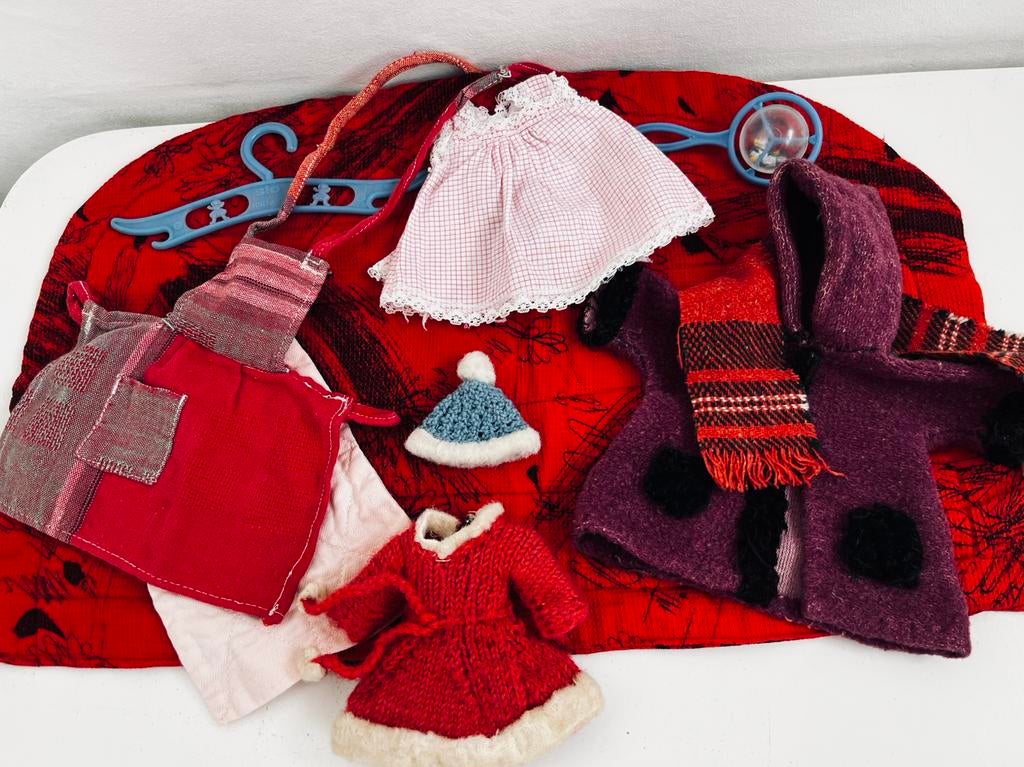 Oude poppen spulletjes  en kleding, Verzamelen, Poppen, Ophalen of Verzenden, Gebruikt, Kleertjes