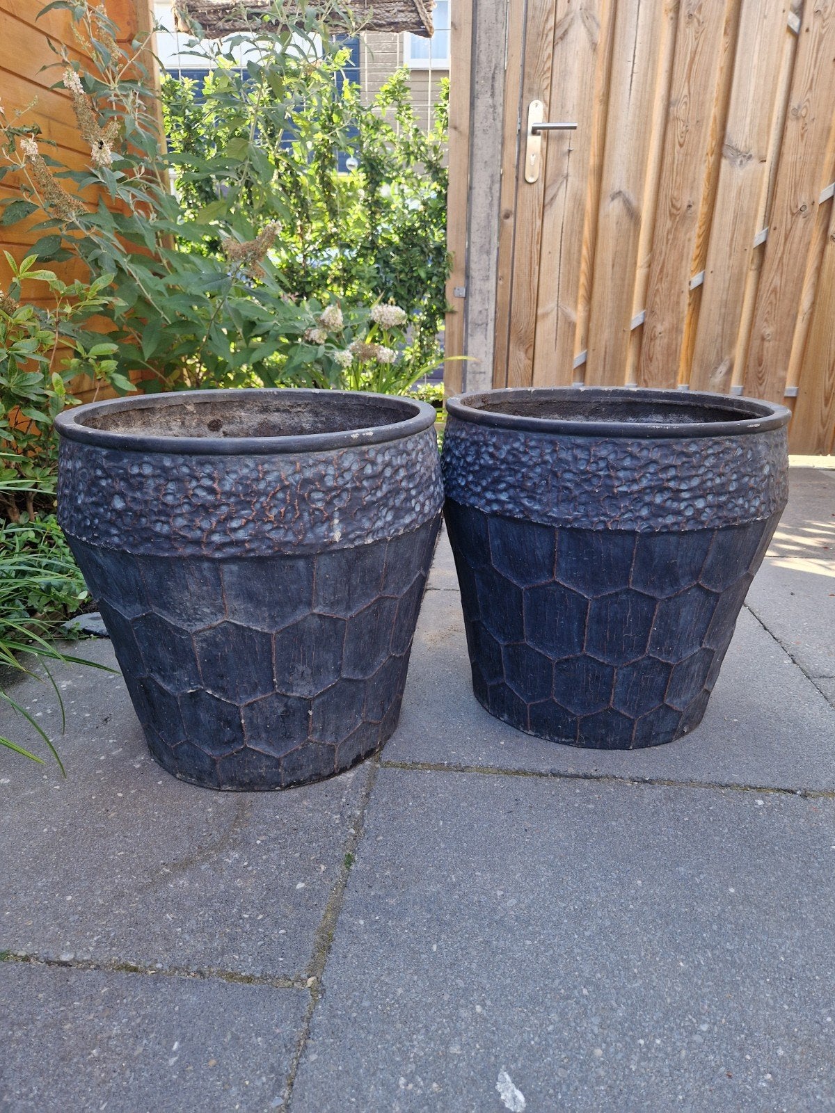 Twee donkergrijze bloempotten met structuur, diameter 40cm, Ophalen, Overige materialen, Gebruikt, 40 cm of meer