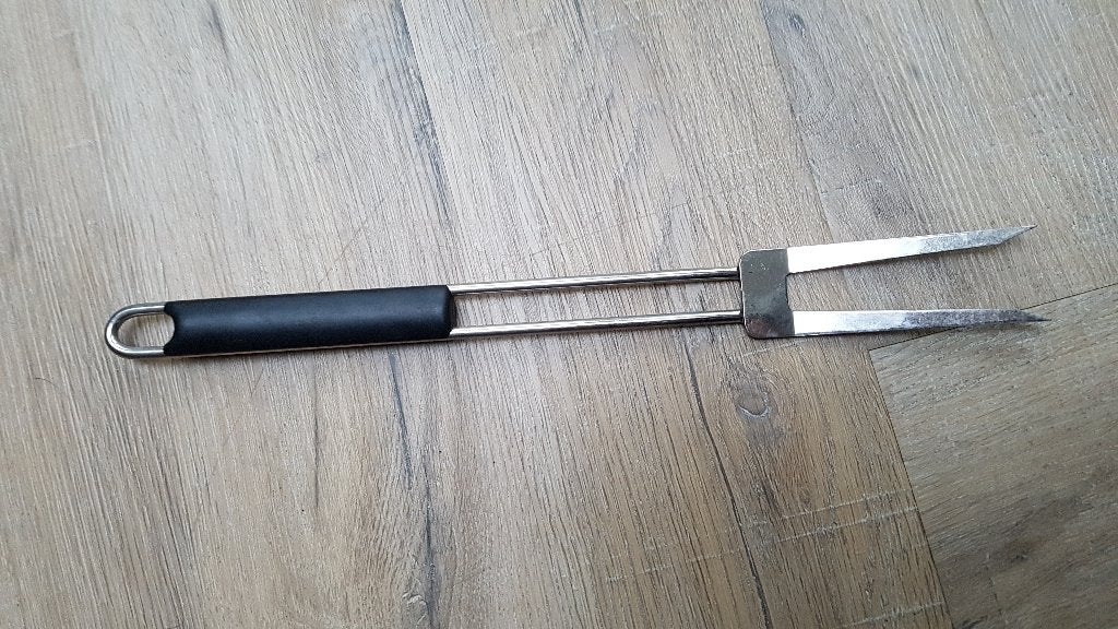 vleesvork metaal met zwarte handgreep 31,5cm lang, Huis en Inrichting, Keuken | Bestek, Los bestek, Ophalen of Verzenden, Zo goed als nieuw