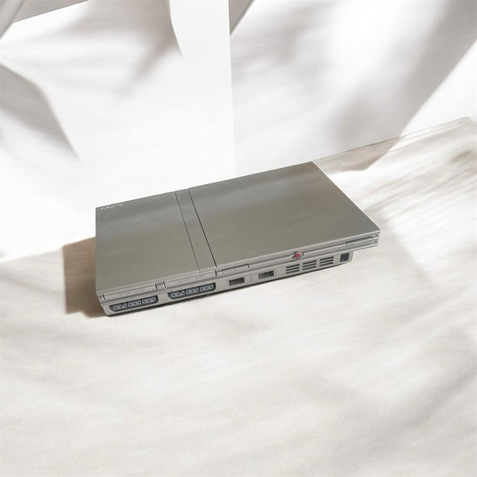 Sony PlayStation 2 (PS2) Slim - Zilver, plus t spel buzz, Spelcomputers en Games, Spelcomputers | Sony PlayStation 2, Ophalen
